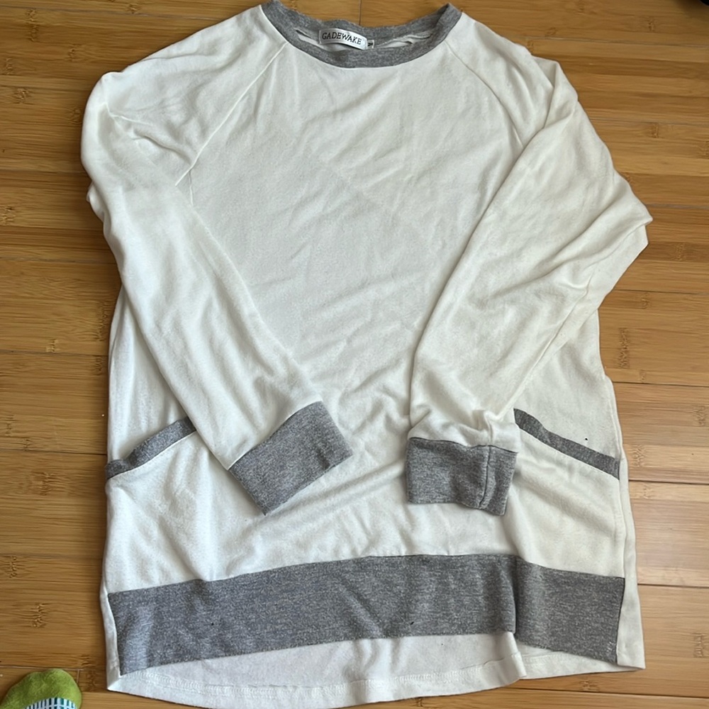 Gadewake white and grey lightweight sweater with pockets